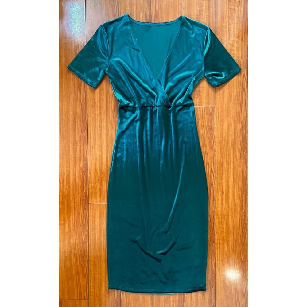 Beautiful Emerald Green Velvet Dress